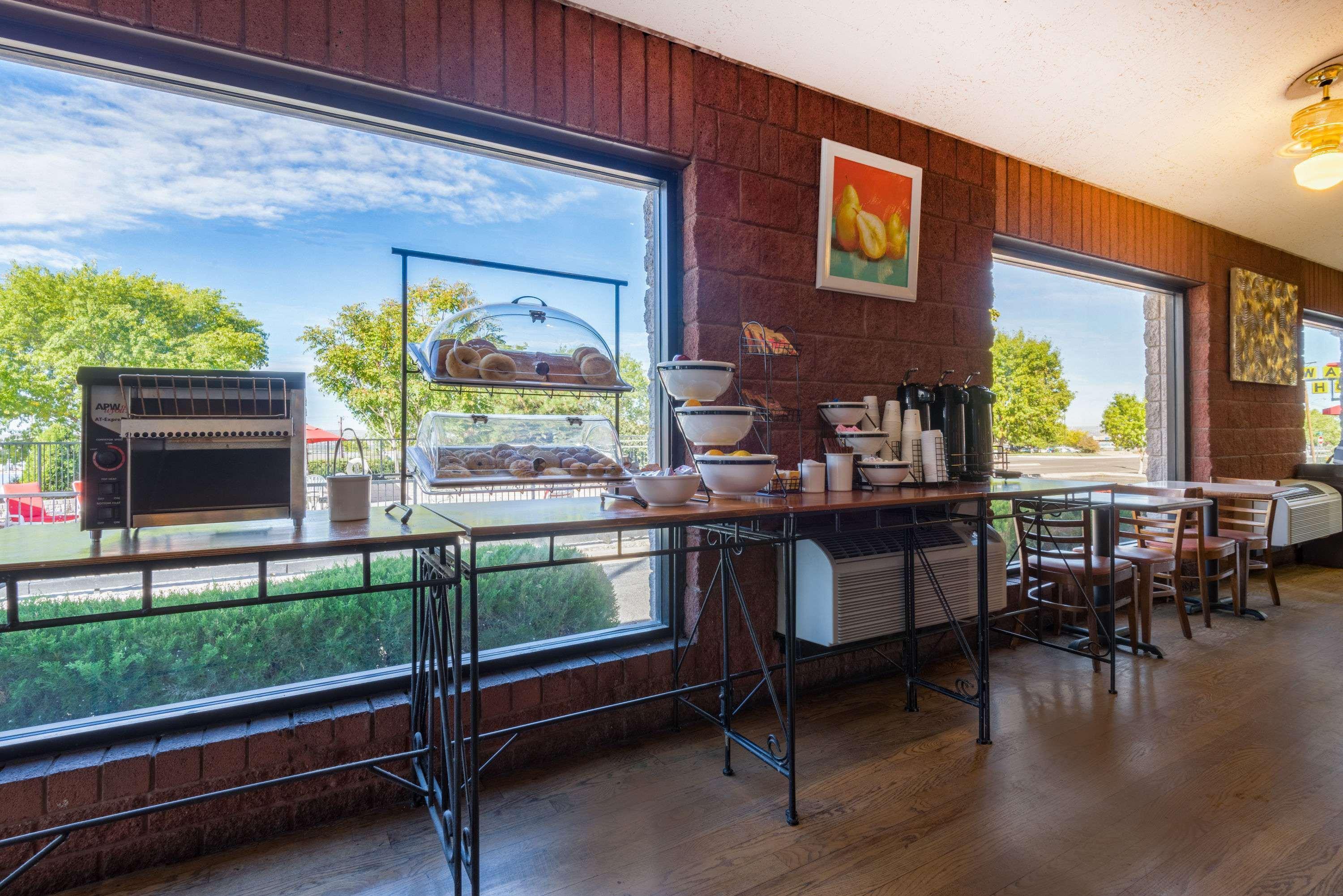 Ramada By Wyndham Albuquerque Airport Hotel Exterior photo