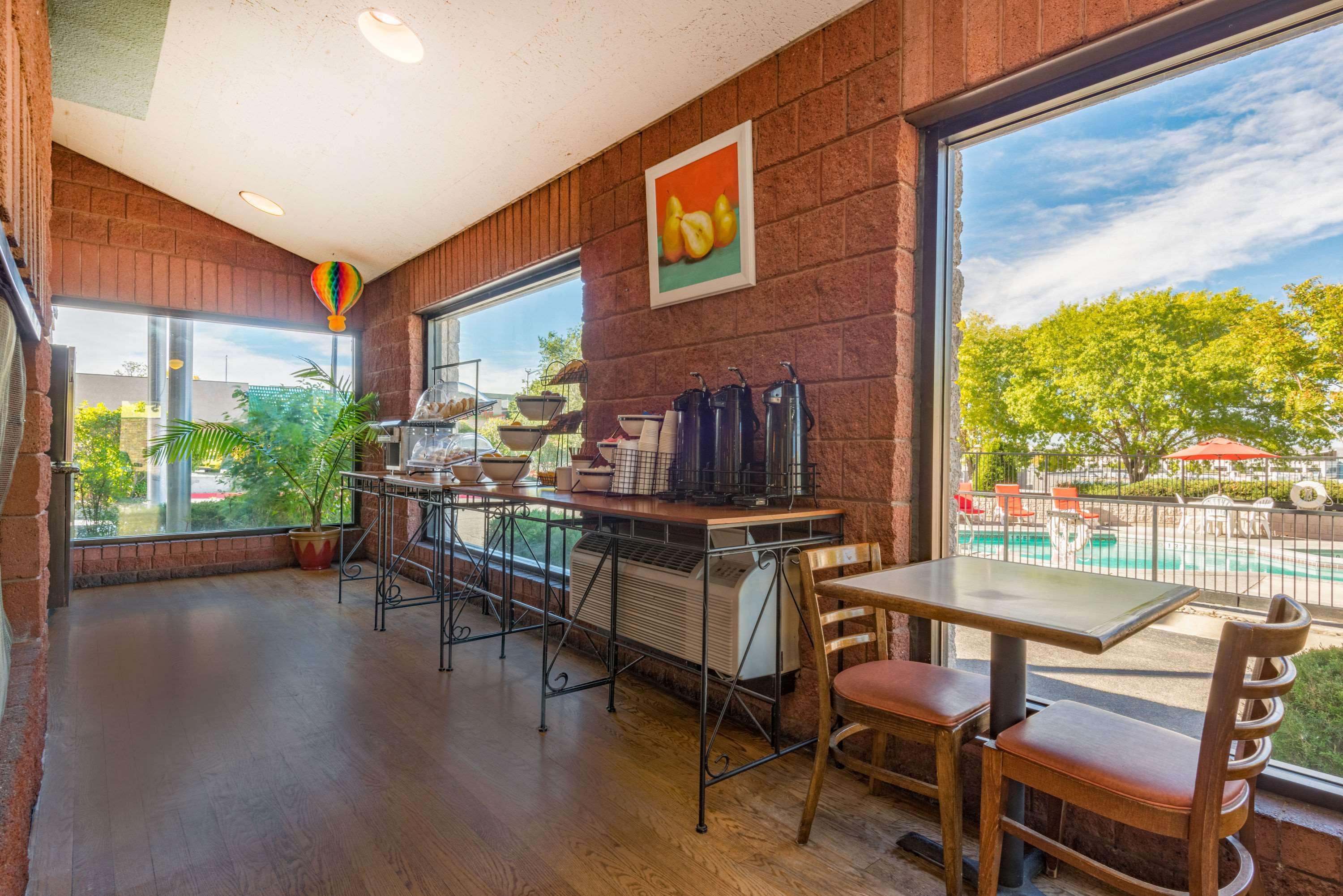 Ramada By Wyndham Albuquerque Airport Hotel Exterior photo