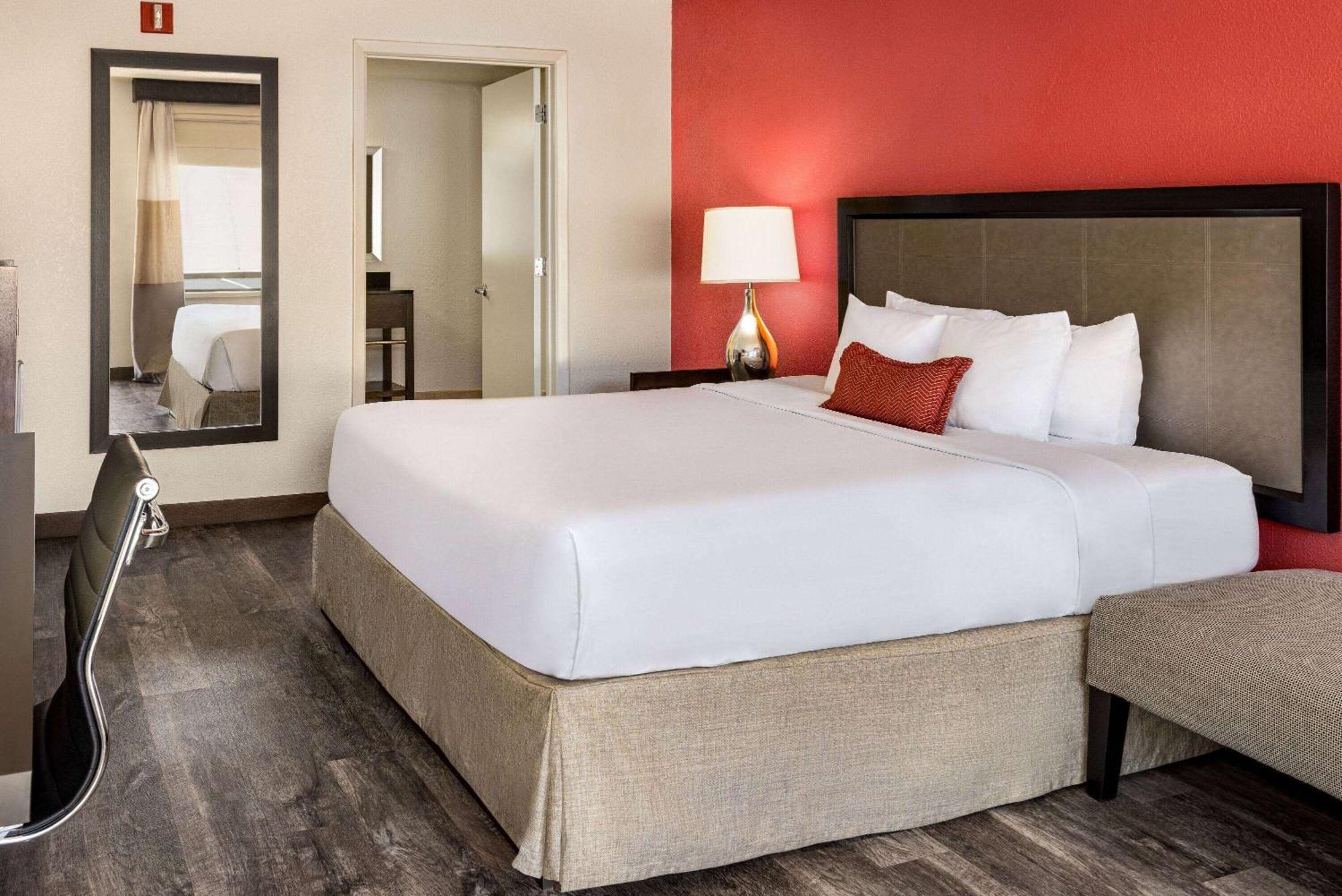 Ramada By Wyndham Albuquerque Airport Hotel Exterior photo