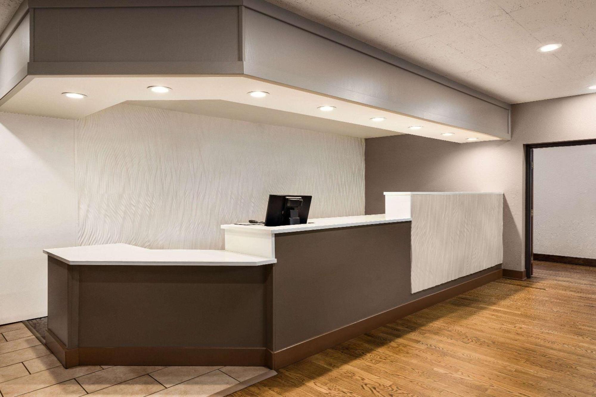 Ramada By Wyndham Albuquerque Airport Hotel Exterior photo