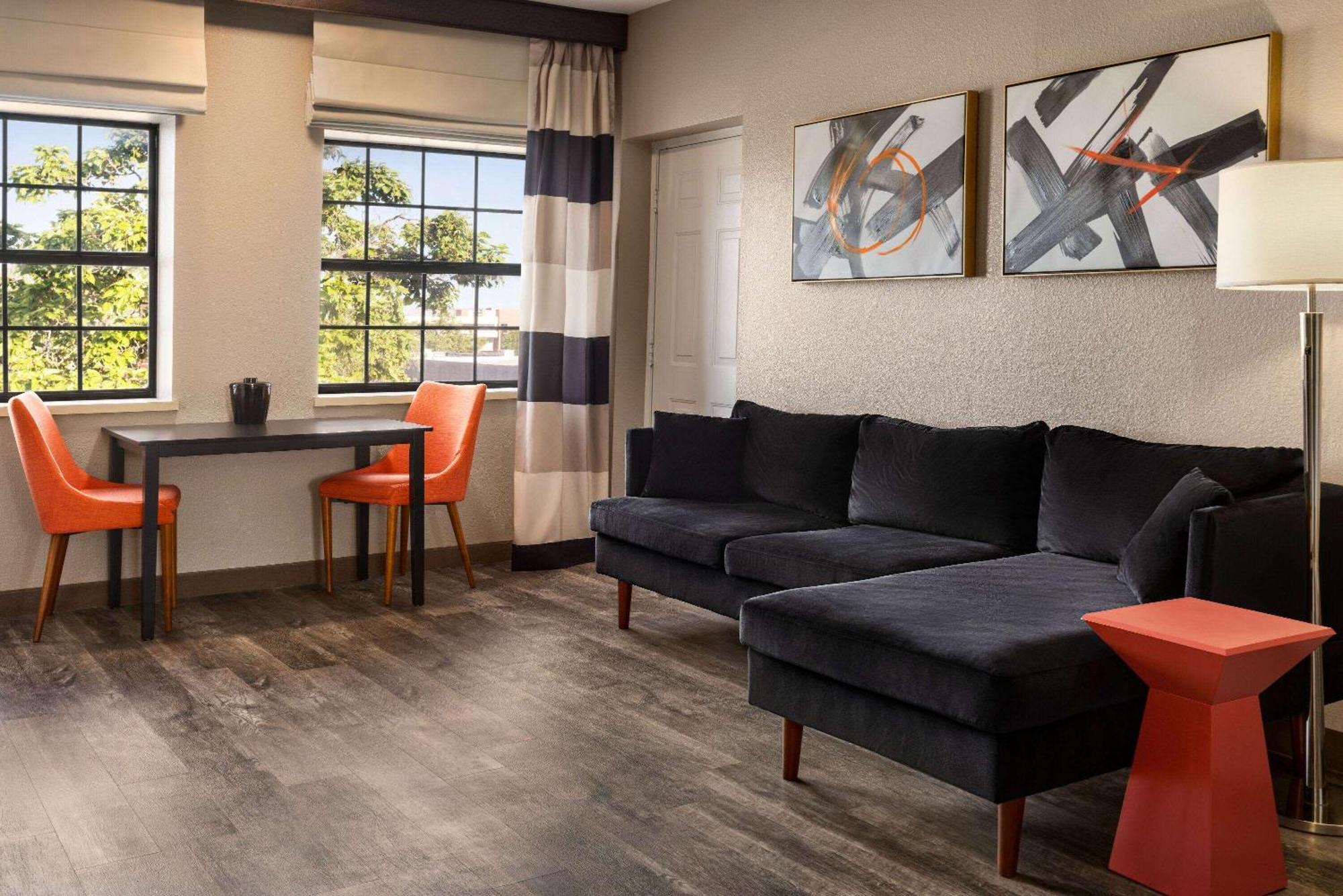 Ramada By Wyndham Albuquerque Airport Hotel Exterior photo