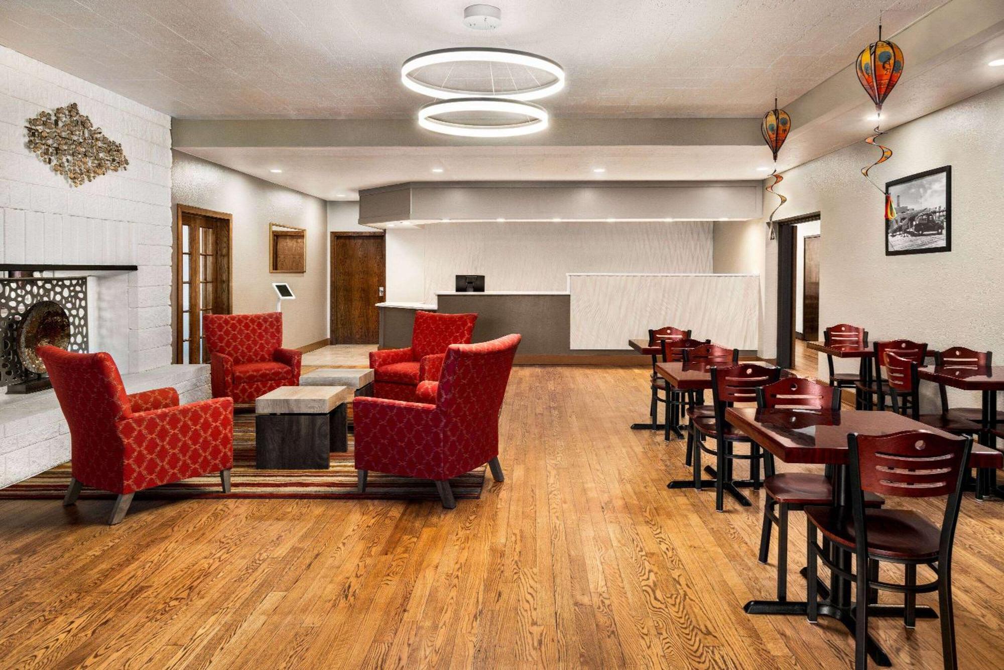 Ramada By Wyndham Albuquerque Airport Hotel Exterior photo