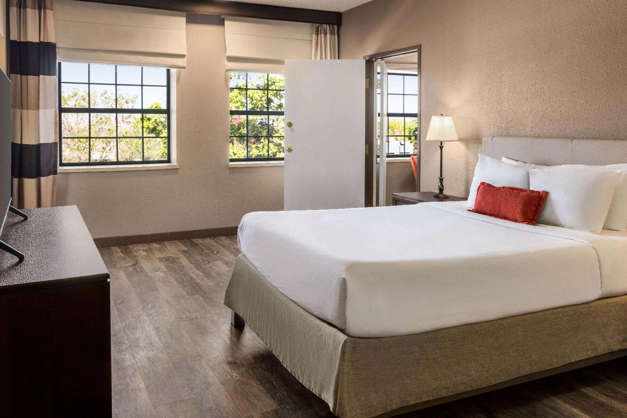 Ramada By Wyndham Albuquerque Airport Hotel Exterior photo
