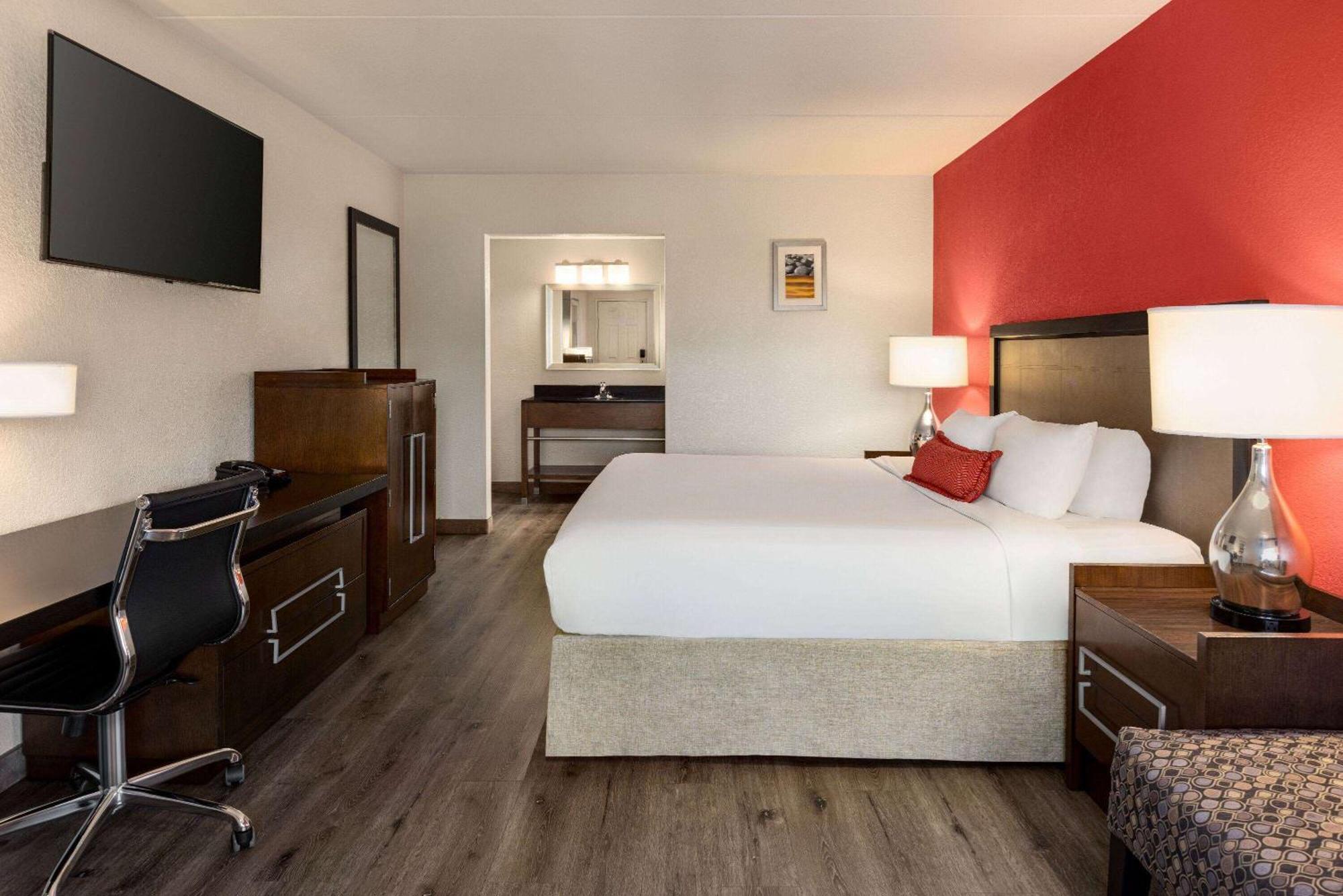 Ramada By Wyndham Albuquerque Airport Hotel Exterior photo